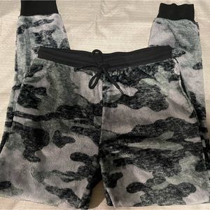 Secret Treasures women’s pajama pants w/ pockets and waist tie